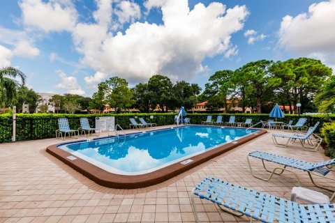 Condo in Saint Petersburg, Florida, 2 bedrooms  № 2101357 - photo 17