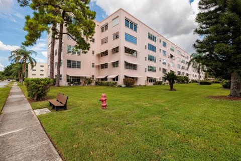 Condo in Saint Petersburg, Florida, 2 bedrooms  № 2101357 - photo 14