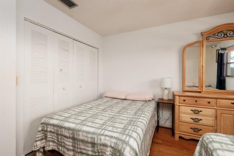 Condo in Saint Petersburg, Florida, 2 bedrooms  № 2101357 - photo 10