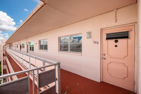 Condo in Saint Petersburg, Florida, 2 bedrooms  № 2101357 - photo 12