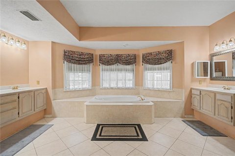House in Valrico, Florida 4 bedrooms, 308.44 sq.m. № 2258564 - photo 29