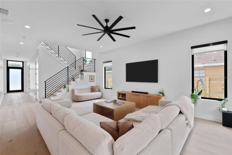 House in Tampa, Florida 4 bedrooms, 325.16 sq.m. № 1516541 - photo 6