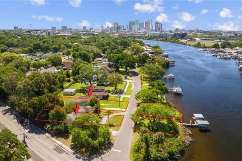 House in Tampa, Florida 4 bedrooms, 325.16 sq.m. № 1516541 - photo 15