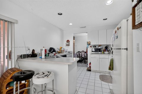 Casa en venta en Hialeah, Florida, 3 dormitorios, 135.82 m2 № 1825750 - foto 9
