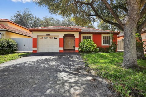 Casa en venta en Hialeah, Florida, 3 dormitorios, 135.82 m2 № 1825750 - foto 1