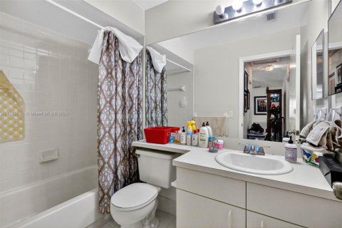 Casa en venta en Hialeah, Florida, 3 dormitorios, 135.82 m2 № 1825750 - foto 19