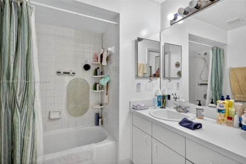 Casa en venta en Hialeah, Florida, 3 dormitorios, 135.82 m2 № 1825750 - foto 14