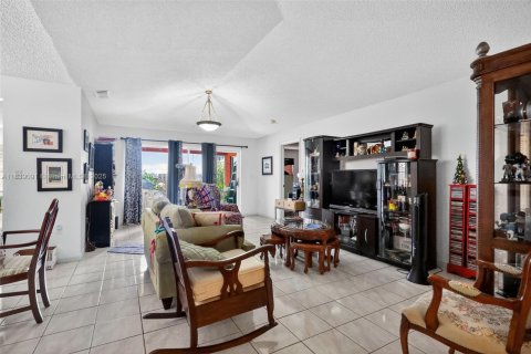 Casa en venta en Hialeah, Florida, 3 dormitorios, 135.82 m2 № 1825750 - foto 5