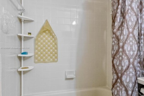 Casa en venta en Hialeah, Florida, 3 dormitorios, 135.82 m2 № 1825750 - foto 21