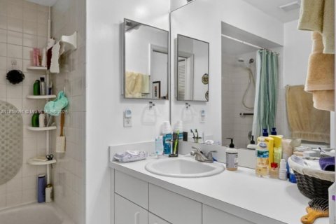 Casa en venta en Hialeah, Florida, 3 dormitorios, 135.82 m2 № 1825750 - foto 15