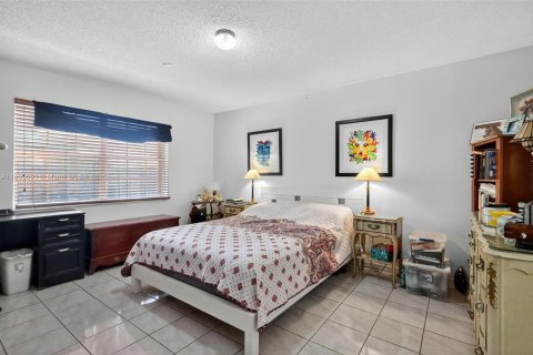 Casa en venta en Hialeah, Florida, 3 dormitorios, 135.82 m2 № 1825750 - foto 11