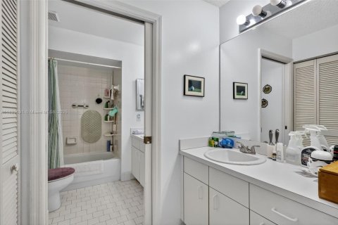 Casa en venta en Hialeah, Florida, 3 dormitorios, 135.82 m2 № 1825750 - foto 13