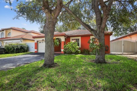 Casa en venta en Hialeah, Florida, 3 dormitorios, 135.82 m2 № 1825750 - foto 3