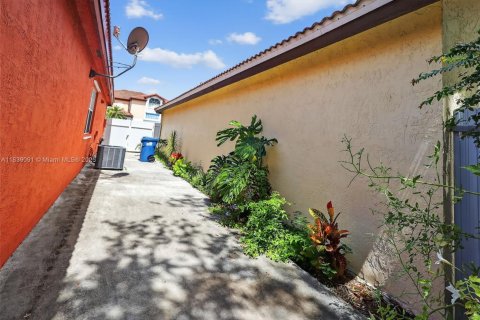 Casa en venta en Hialeah, Florida, 3 dormitorios, 135.82 m2 № 1825750 - foto 30