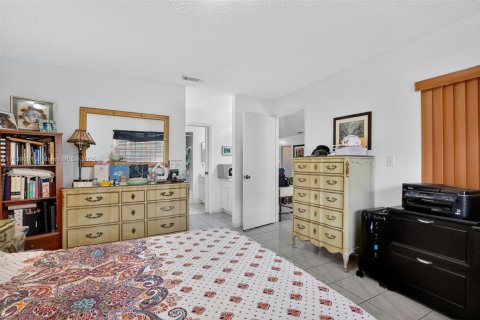 Casa en venta en Hialeah, Florida, 3 dormitorios, 135.82 m2 № 1825750 - foto 12