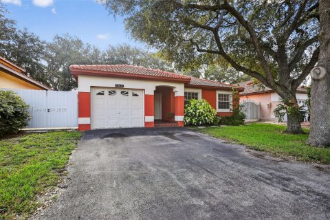 Casa en venta en Hialeah, Florida, 3 dormitorios, 135.82 m2 № 1825750 - foto 2