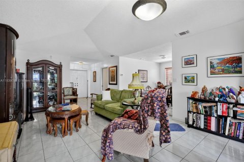 Casa en venta en Hialeah, Florida, 3 dormitorios, 135.82 m2 № 1825750 - foto 6