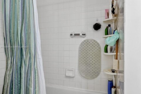 Casa en venta en Hialeah, Florida, 3 dormitorios, 135.82 m2 № 1825750 - foto 16