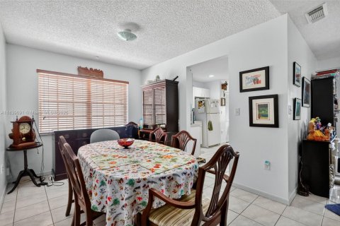 Casa en venta en Hialeah, Florida, 3 dormitorios, 135.82 m2 № 1825750 - foto 7