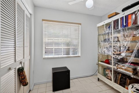 Casa en venta en Hialeah, Florida, 3 dormitorios, 135.82 m2 № 1825750 - foto 10