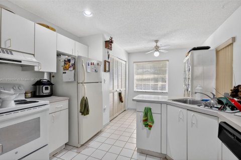Casa en venta en Hialeah, Florida, 3 dormitorios, 135.82 m2 № 1825750 - foto 8