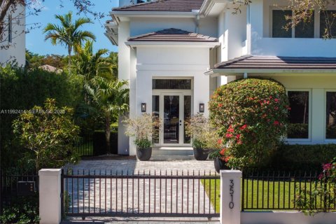 Adosado en venta en Coral Gables, Florida, 4 dormitorios, 339.09 m2 № 2055227 - foto 4