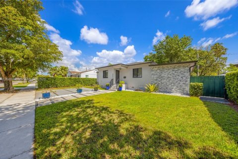 Villa ou maison à vendre à West Miami, Floride: 2 chambres, 152.82 m2 № 2172604 - photo 2