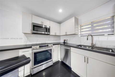 Villa ou maison à vendre à West Miami, Floride: 2 chambres, 152.82 m2 № 2172604 - photo 14