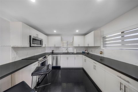 Villa ou maison à vendre à West Miami, Floride: 2 chambres, 152.82 m2 № 2172604 - photo 13