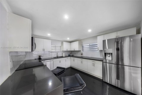 Villa ou maison à vendre à West Miami, Floride: 2 chambres, 152.82 m2 № 2172604 - photo 16