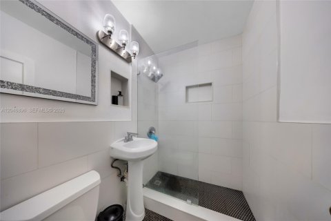 Villa ou maison à vendre à West Miami, Floride: 2 chambres, 152.82 m2 № 2172604 - photo 26