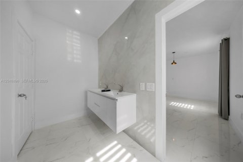 Villa ou maison à vendre à West Miami, Floride: 2 chambres, 152.82 m2 № 2172604 - photo 29