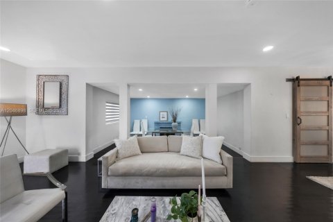 Villa ou maison à vendre à West Miami, Floride: 2 chambres, 152.82 m2 № 2172604 - photo 11