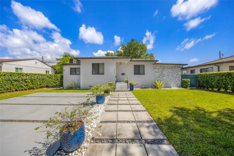 Villa ou maison à vendre à West Miami, Floride: 2 chambres, 152.82 m2 № 2172604 - photo 3