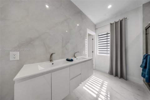 Villa ou maison à vendre à West Miami, Floride: 2 chambres, 152.82 m2 № 2172604 - photo 30