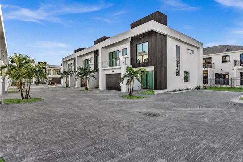 Touwnhouse à vendre à Dania Beach, Floride: 3 chambres, 191.38 m2 № 2038559 - photo 7