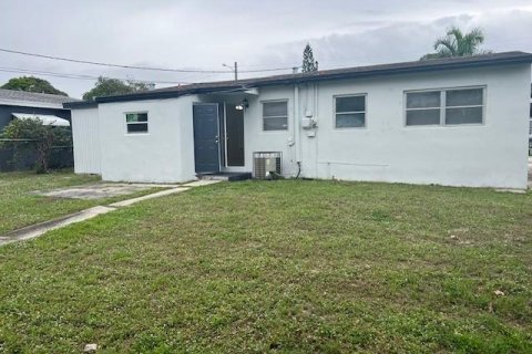 Снять в аренду виллу или дом в Ривьера-Бич, Флорида 4 спальни, 79.9м2, № 1210414 - фото 1