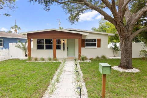 House in Saint Petersburg, Florida 4 bedrooms, 141.77 sq.m. № 2114155