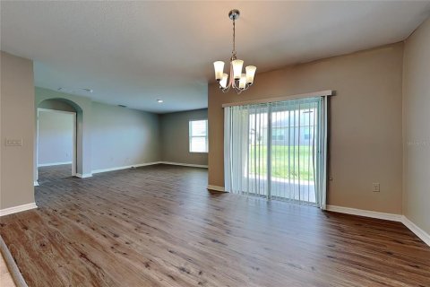 Villa ou maison à louer à Winter Haven, Floride: 4 chambres, 169.83 m2 № 2395676 - photo 2