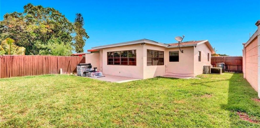 House in North Lauderdale, Florida 3 bedrooms, 95.69 sq.m. № 1217435