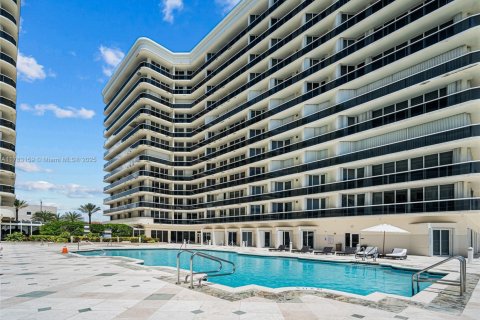 Condo in Surfside, Florida, 2 bedrooms  № 1862604 - photo 23