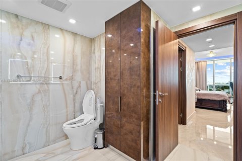 Condo in Surfside, Florida, 2 bedrooms  № 1862604 - photo 18