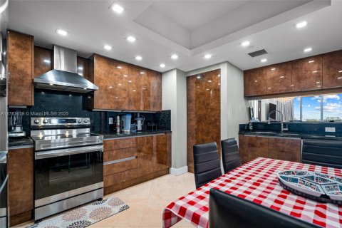 Condo in Surfside, Florida, 2 bedrooms  № 1862604 - photo 7