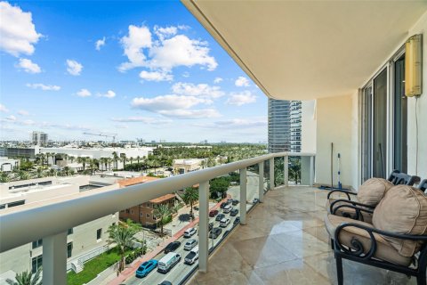 Condo in Surfside, Florida, 2 bedrooms  № 1862604 - photo 21