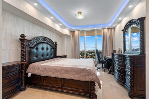Condo in Surfside, Florida, 2 bedrooms  № 1862604 - photo 13
