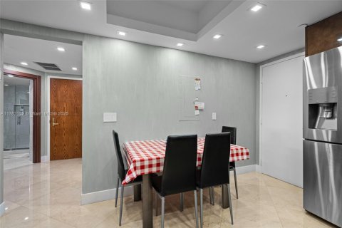 Condo in Surfside, Florida, 2 bedrooms  № 1862604 - photo 6