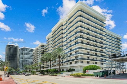 Condo in Surfside, Florida, 2 bedrooms  № 1862604 - photo 27