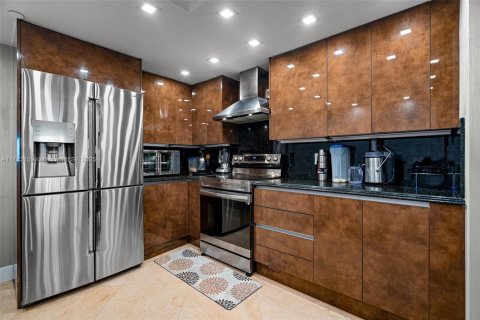 Condo in Surfside, Florida, 2 bedrooms  № 1862604 - photo 8