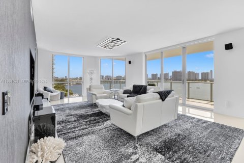 Condo in North Miami Beach, Florida, 3 bedrooms № 1990162 - photo 13