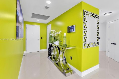 Condo in North Miami Beach, Florida, 3 bedrooms № 1990162 - photo 11